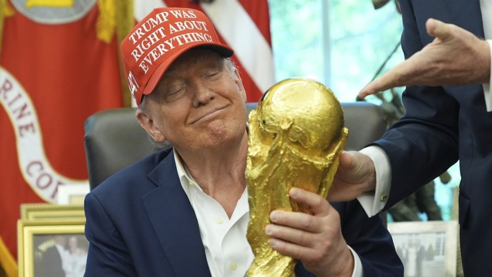 বিশ্বকাপ ট্রফি হাতে ট্রাম্প- ‘ফেরত দেব বলে মনে হয় না’ 