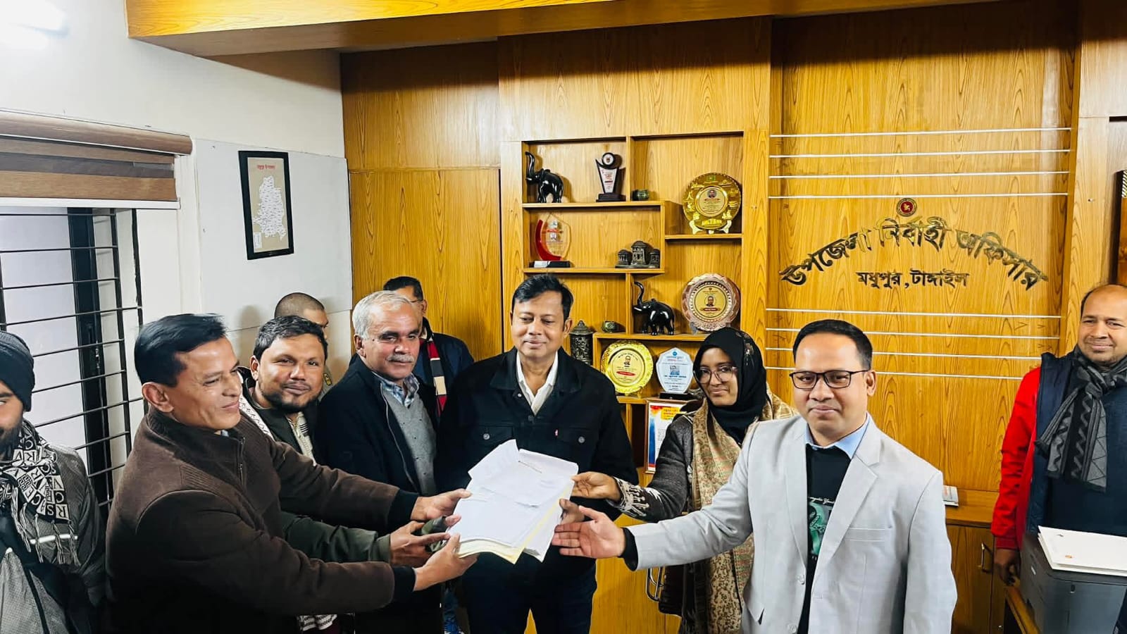 টাঙ্গাইল-১ আসনে স্বতন্ত্র প্রার্থী অবঃ কর্নেল আজাদ এর মনোনয়ন জমা