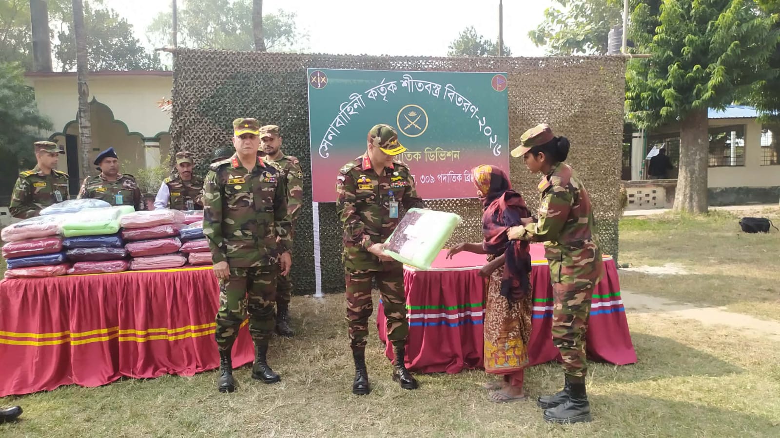 মধুপুর বিএডিসিতে সেনাবাহিনীর পক্ষ থেকে শীতবস্ত্র বিতরণ